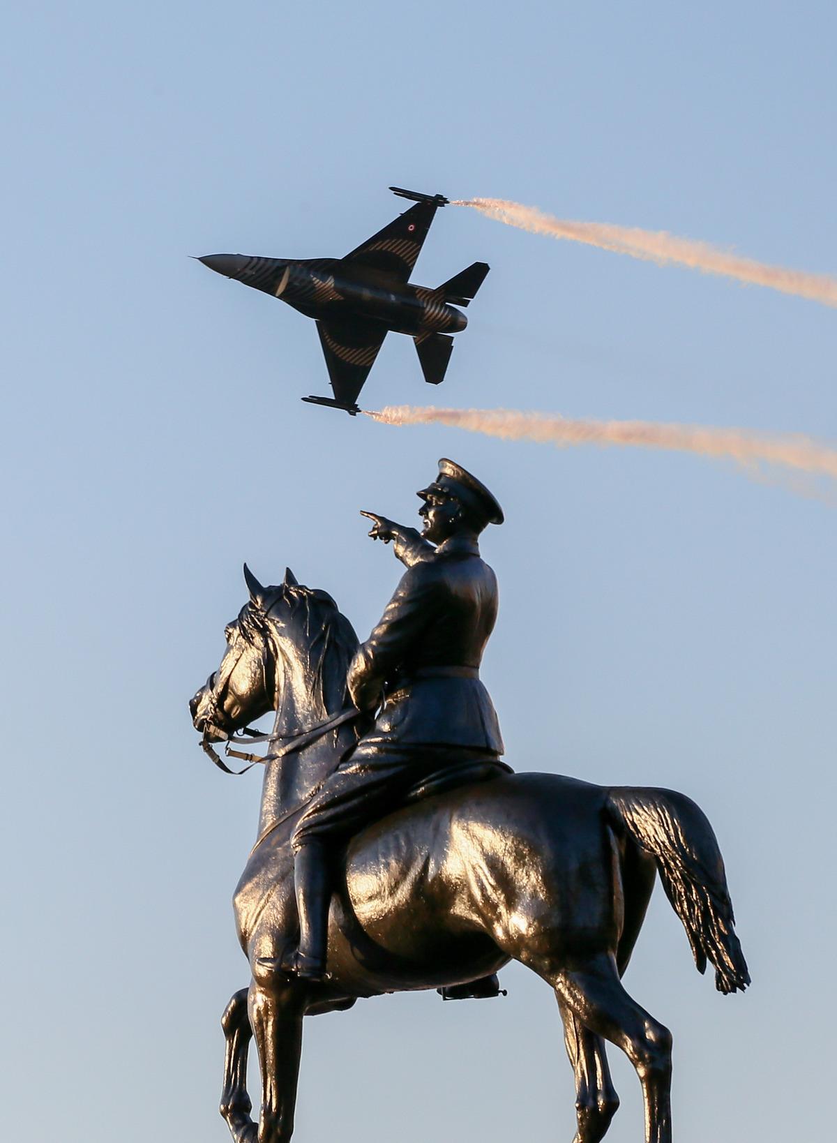 İzmir'in 100. kurtuluş g&uuml;n&uuml; kutlamalarında helikopterler zeybek g&ouml;steri yaptı