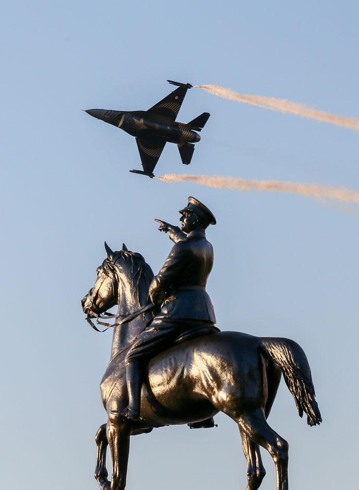 İzmir'in 100. kurtuluş günü kutlamalarında helikopterler zeybek gösteri yaptı G1