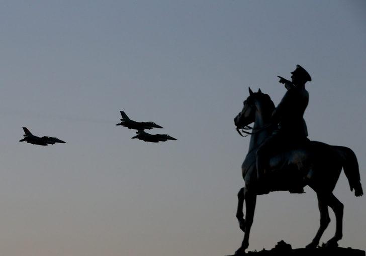 İzmir'in 100. kurtuluş günü kutlamalarında helikopterler zeybek gösteri yaptı G2