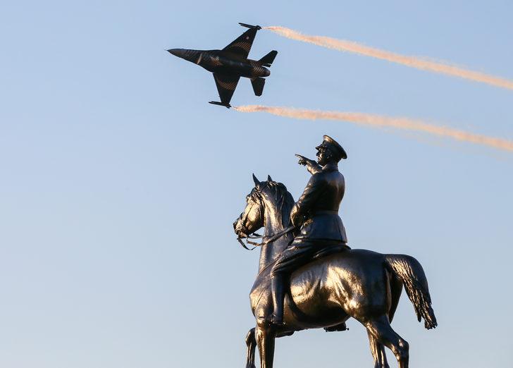 İzmir'in 100. kurtuluş günü kutlamalarında helikopterler zeybek gösteri yaptı G3