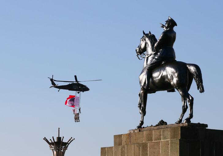 İzmir'in 100. kurtuluş günü kutlamalarında helikopterler zeybek gösteri yaptı G5