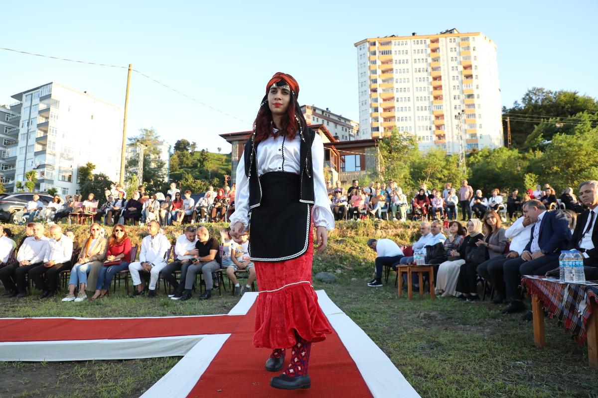 Rize'de y&ouml;resel kıyafetler defilesi d&uuml;zenlendi