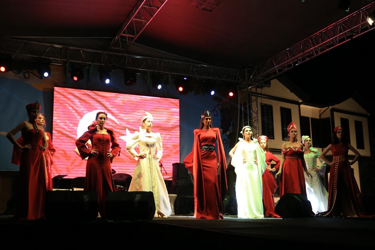 Kırklareli'nde "T&uuml;rk Kırmızısı Ay Beyazı" defilesi ger&ccedil;ekleştirildi