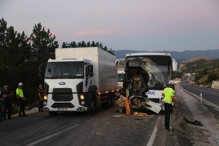 GÜNCELLEME - Kastamonu'da otobüs ile traktör çarpıştı, 1 kişi öldü, 12 kişi yaralandı G3