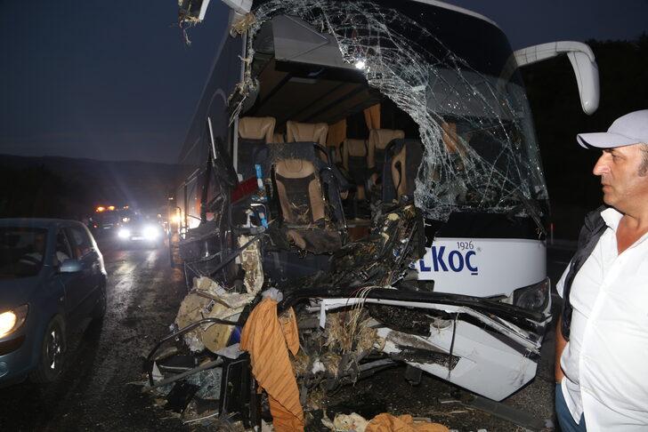 GÜNCELLEME - Kastamonu'da otobüs ile traktör çarpıştı, 1 kişi öldü, 12 kişi yaralandı G4