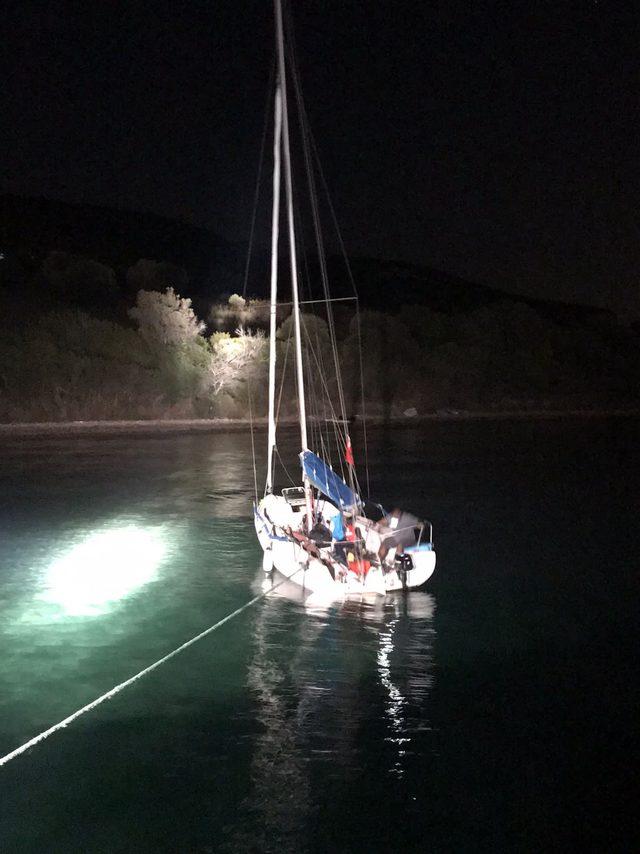 Çanakkale Boğazı'nda karaya oturan tekne, KEGM ekiplerince kurtarıldı