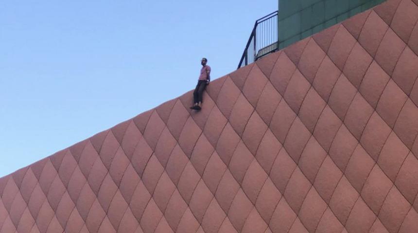 AVM'nin çatısından kendini beton zemine bıraktı! Tüm müdahalelere rağmen kurtarılamadı