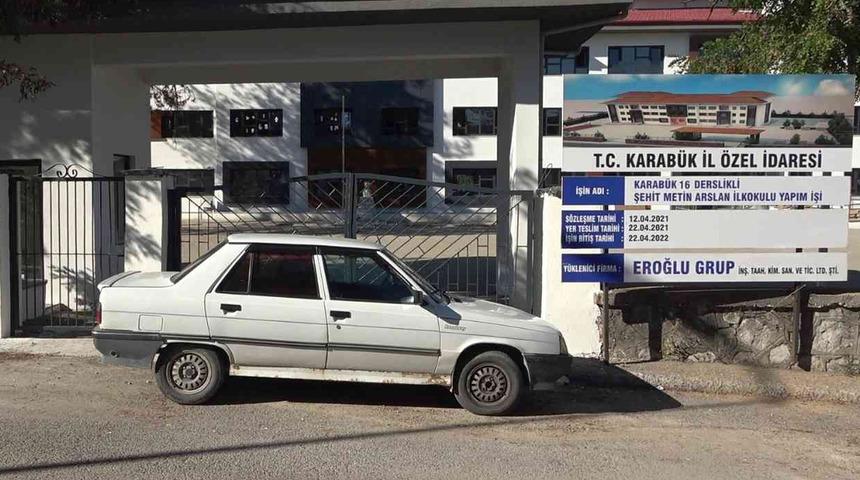 Bir garip olay: Parasını alamayan m&uuml;teahhit okula kilit vurdu!