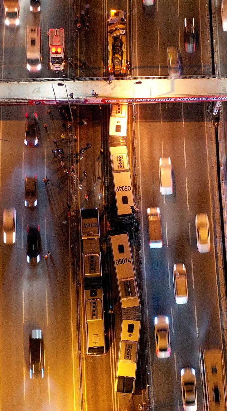 GÜNCELLEME 3 - Avcılar'da metrobüsler çarpıştı G3