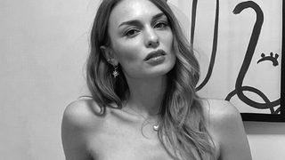 Oyuncu Nilperi Şahinkaya yırtmaçlı elbisesiyle beğeni topladı!