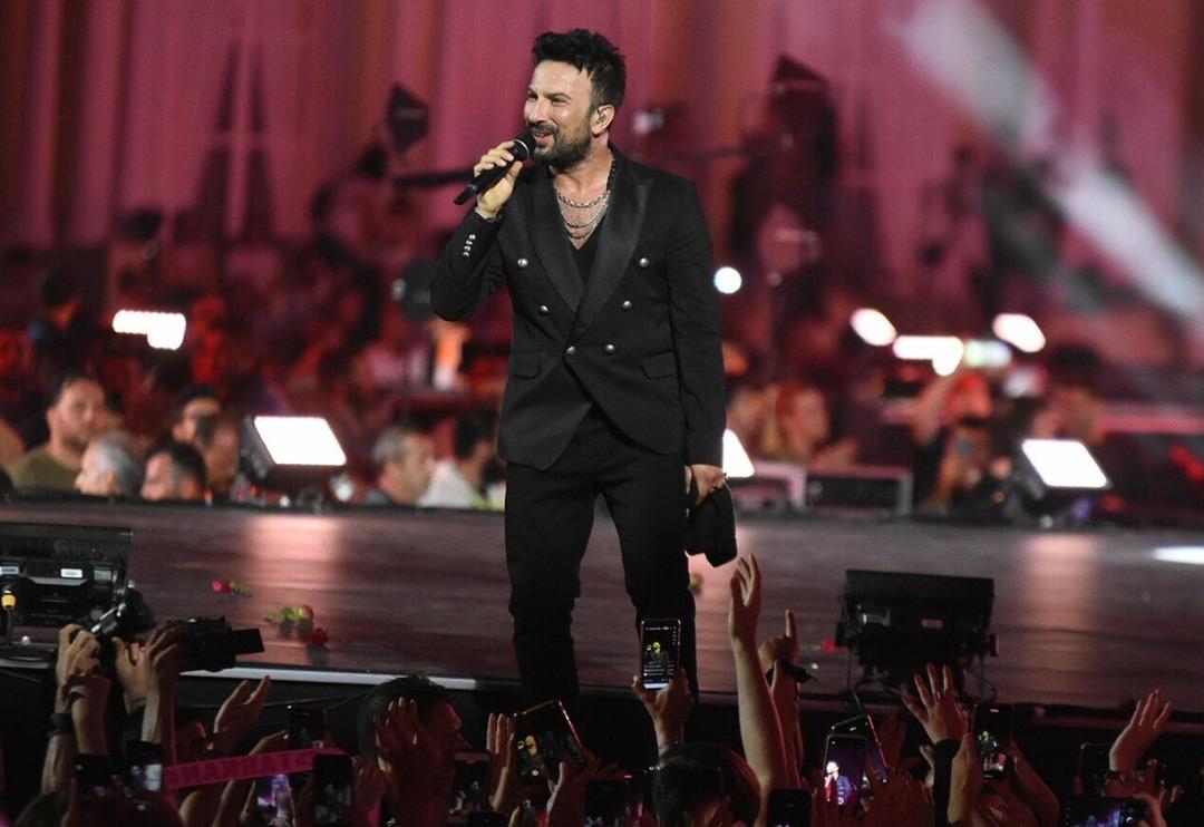 İzmirliler Tarkan konseriyle coştu! G&uuml;ndoğdu Meydanı tıklım tıklım doldu
