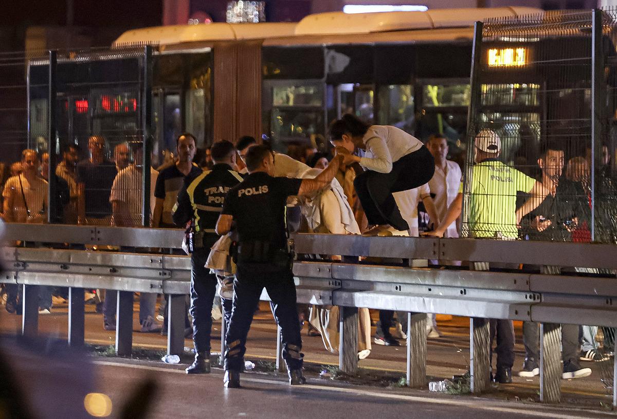 G&Uuml;NCELLEME 4 - Avcılar'da metrob&uuml;sler &ccedil;arpıştı