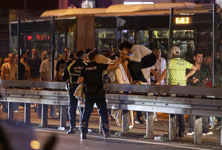 GÜNCELLEME 4 - Avcılar'da metrobüsler çarpıştı G1