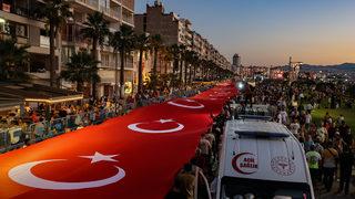 İzmir'in kurtuluşunun 100. yılı etkinliklerinde şarkıcı Tarkan konser verdi