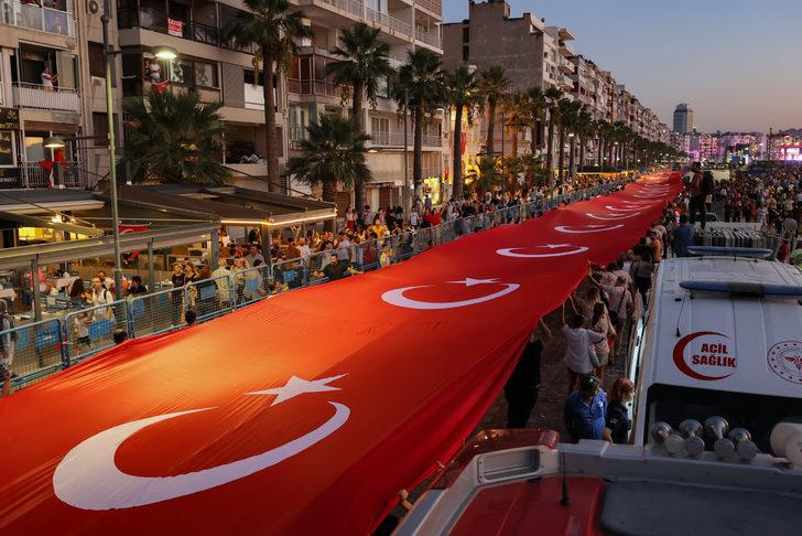 İzmir'in kurtuluşunun 100. yılı etkinliklerinde şarkıcı Tarkan konser verdi G2