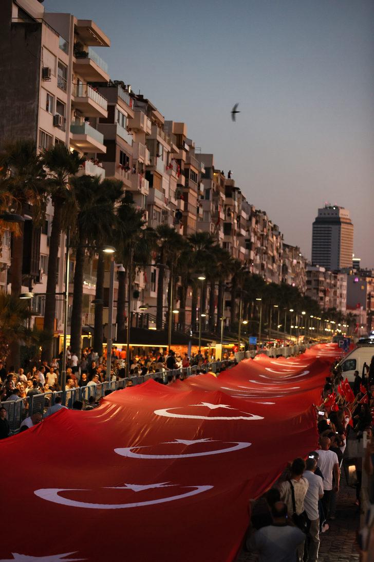 İzmir'in kurtuluşunun 100. yılı etkinliklerinde şarkıcı Tarkan konser verdi G4