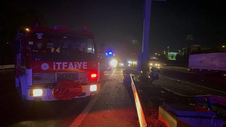 Kocaeli'de tırın çarpması sonucu devrilen otomobildeki 2 kişi yaralandı G4