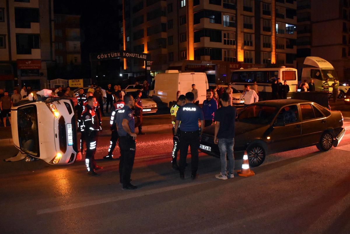 Kırıkkale'de iki otomobilin &ccedil;arpıştığı kazada biri polis 5 kişi yaralandı