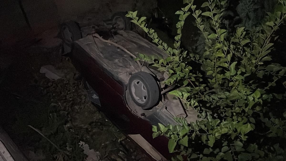 Karab&uuml;k'te otomobil apartmanın bah&ccedil;esine devrildi