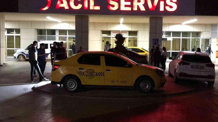 Bıçaklı saldırıda yaralandılar, taksiyle hastaneye gittiler!