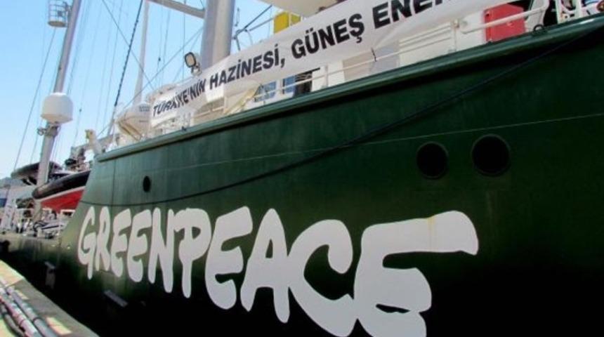 Greenpeace'in çevreci gemisi Rainbow Warrior3 Çeşme'de