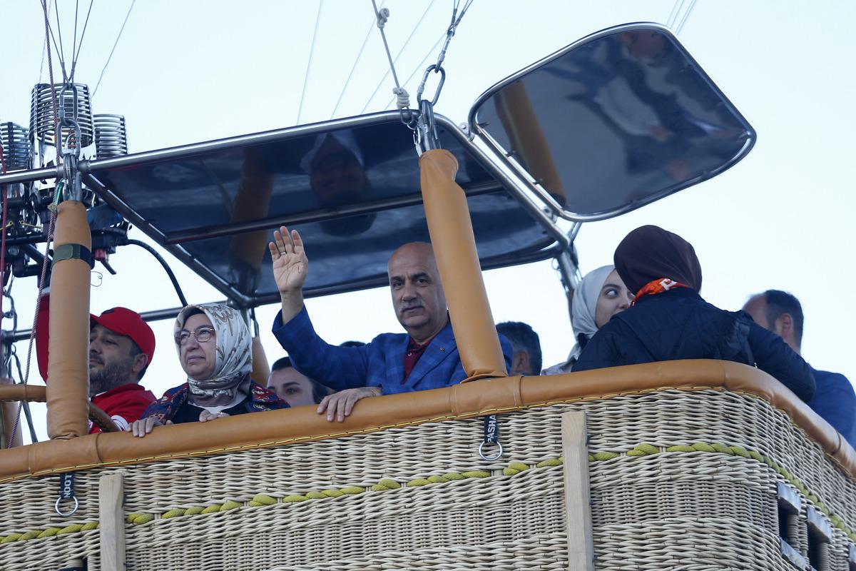 Tarım ve Orman Bakanı Vahit Kirişci Kapadokya'da yerli balon ile u&ccedil;tu
