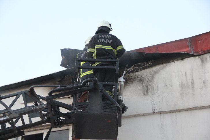 Hatay'da koltuk imalathanesinde çıkan yangın söndürüldü G1