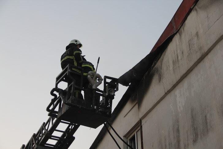 Hatay'da koltuk imalathanesinde çıkan yangın söndürüldü G2