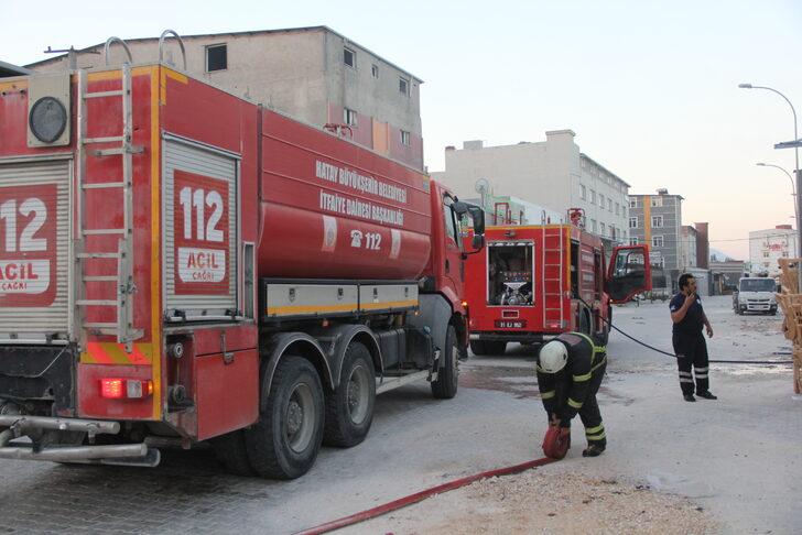 Hatay'da koltuk imalathanesinde çıkan yangın söndürüldü G3