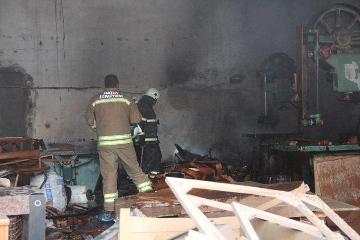Hatay'da koltuk imalathanesinde çıkan yangın söndürüldü G5