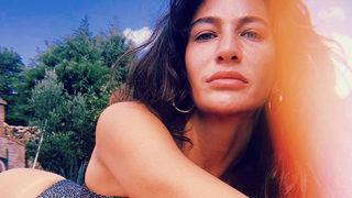 Berrak Tüzünataç Sinan Çetin'in oğlu Rafael Çetin'in kısa filmi için çıplak poz verdi