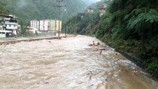 Artvin’de sağanak yağmur yolları kapattı