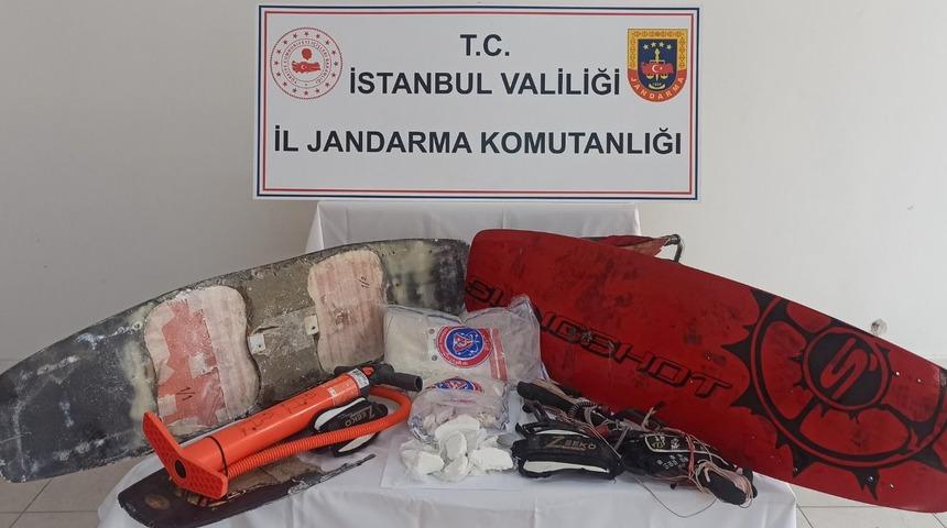 İstanbul'da sörf tahtalarının içine gizlenmiş 4 kilo kokain ele geçirildi