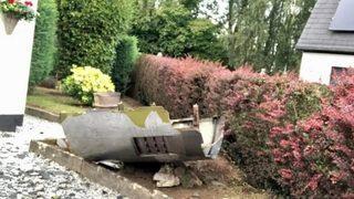 Mucizevi kurtuluş! Gökyüzünden bahçelerinin ortasına düşünce şoke oldular