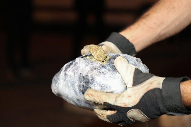 Mersin'de kargo aracında 56 kilo 200 gram esrar ele geçirildi G3