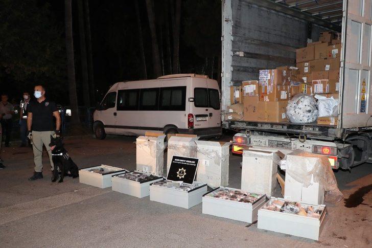 Mersin'de kargo aracında 56 kilo 200 gram esrar ele geçirildi G4