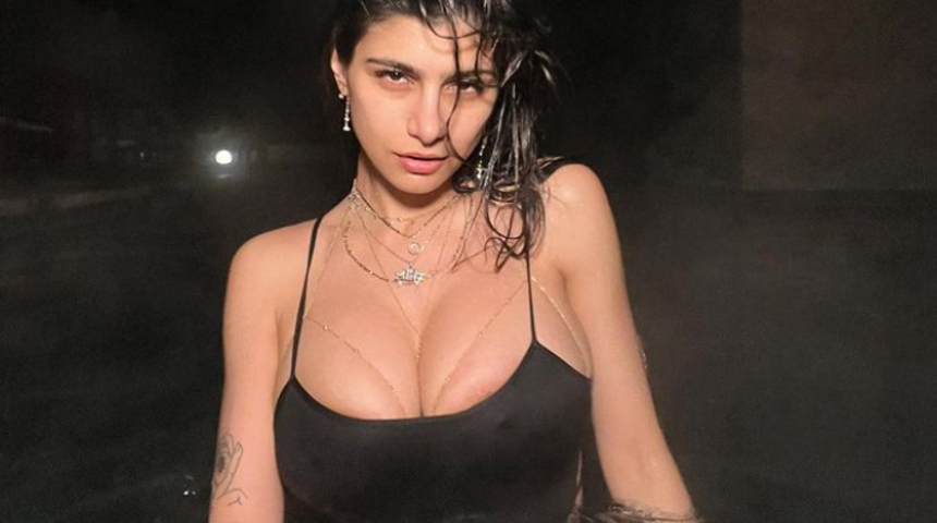 Eski yetişkin film yıldızı Mia Khalifa cesur sauna pozuyla sosyal medyayı salladı! Yarasa dövmesini gösterdi