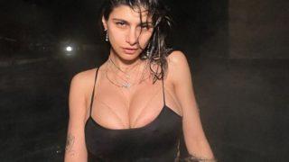 Eski yetişkin film yıldızı Mia Khalifa cesur sauna pozuyla sosyal medyayı salladı! Yarasa dövmesini gösterdi