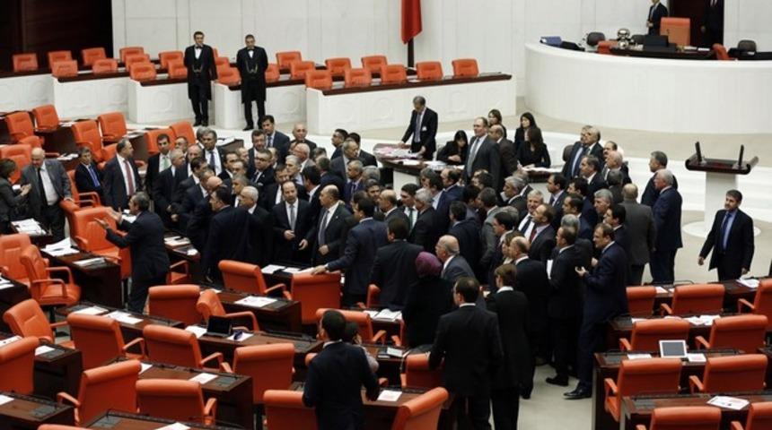 AK Parti'liler CHP'nin önergesini yanlışlıkla kabul etti