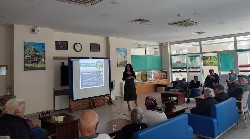 Aile ve Sosyal Hizmetler Bakanlığı 34 ilde 1514 yaşlıya dijital okuryazarlık eğitimi verdi