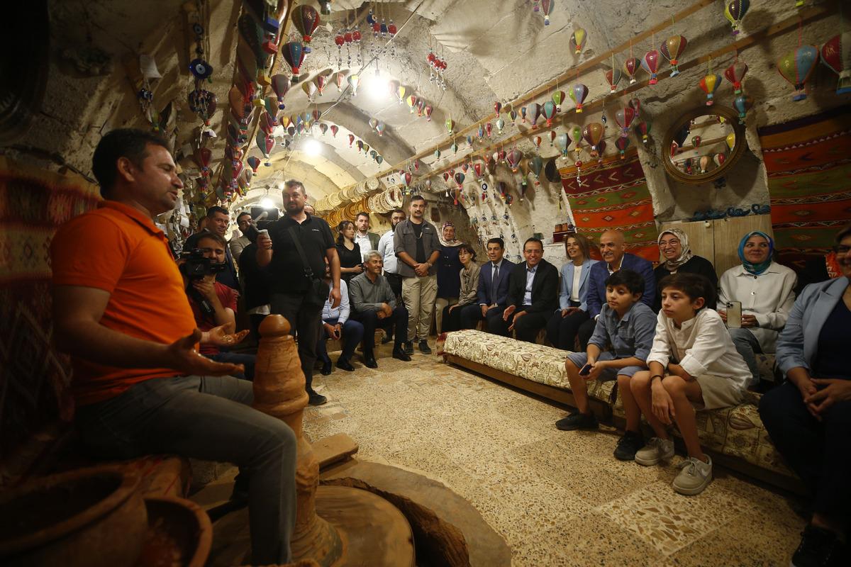 Bakan Kirişci, Nevşehir'de bir at&ouml;lyede &ccedil;anak yapımını deneyimledi