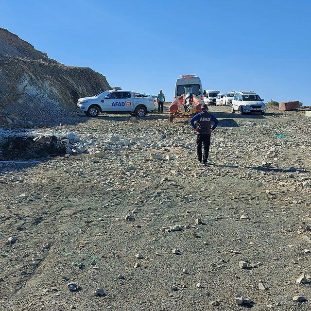 Elazığ'da batan balıkçı teknesindeki bir kişiyi arama çalışması sürüyor