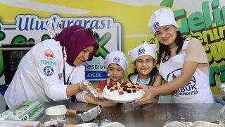 Uluslararası Çubuk Turşu ve Kültür Festivali'nde çocuklar vişneli pasta yapmayı öğrendi