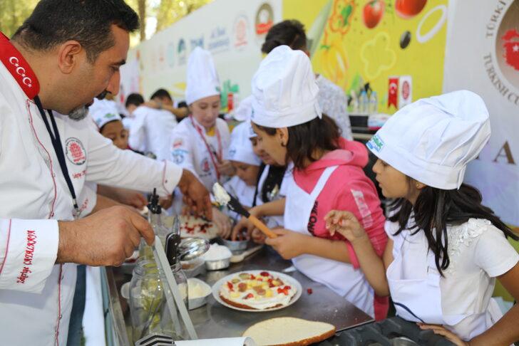 Uluslararası Çubuk Turşu ve Kültür Festivali'nde çocuklar vişneli pasta yapmayı öğrendi G5
