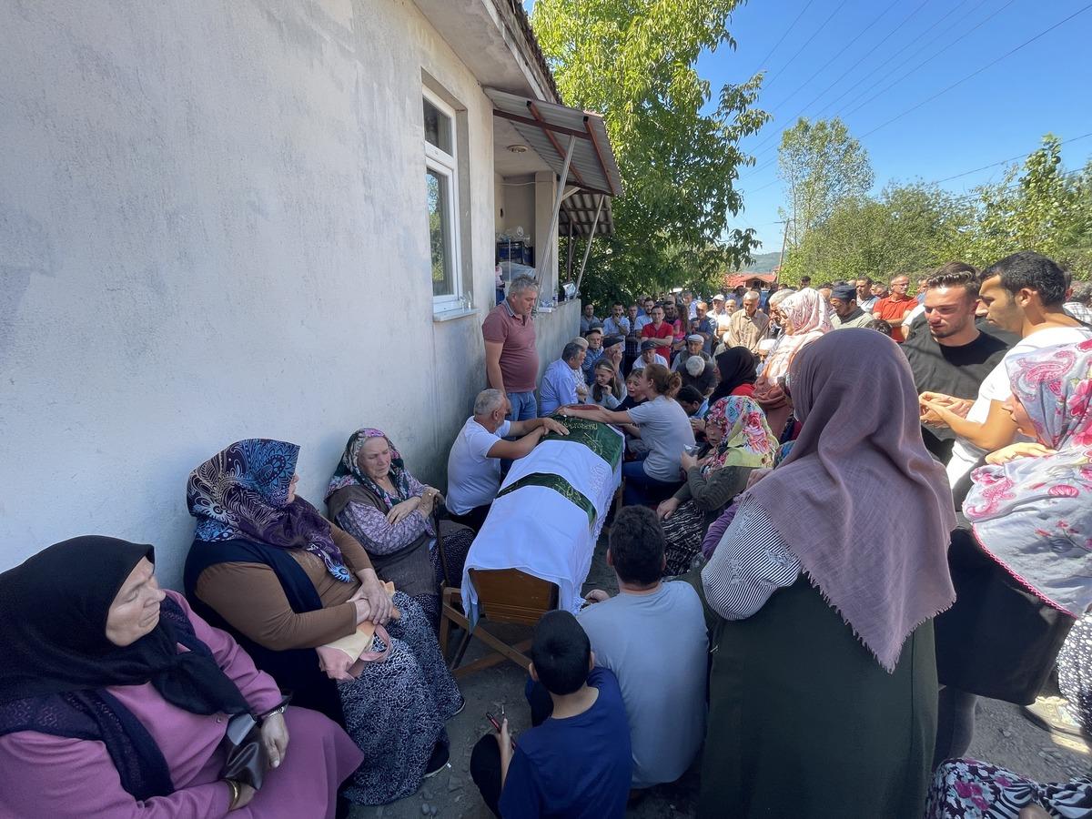 Bartın'da boşanma aşamasındaki eşi tarafından bı&ccedil;akla &ouml;ld&uuml;r&uuml;len kadının cenazesi defnedildi