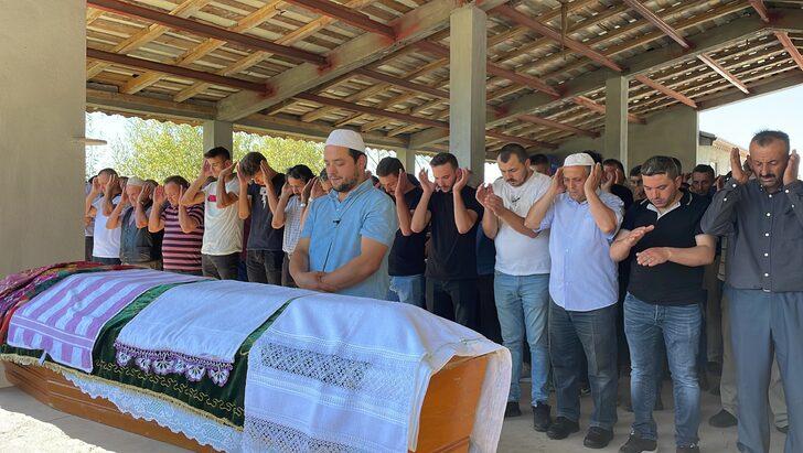 Bartın'da boşanma aşamasındaki eşi tarafından bıçakla öldürülen kadının cenazesi defnedildi G4