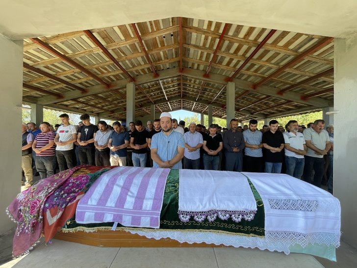 Bartın'da boşanma aşamasındaki eşi tarafından bıçakla öldürülen kadının cenazesi defnedildi G5