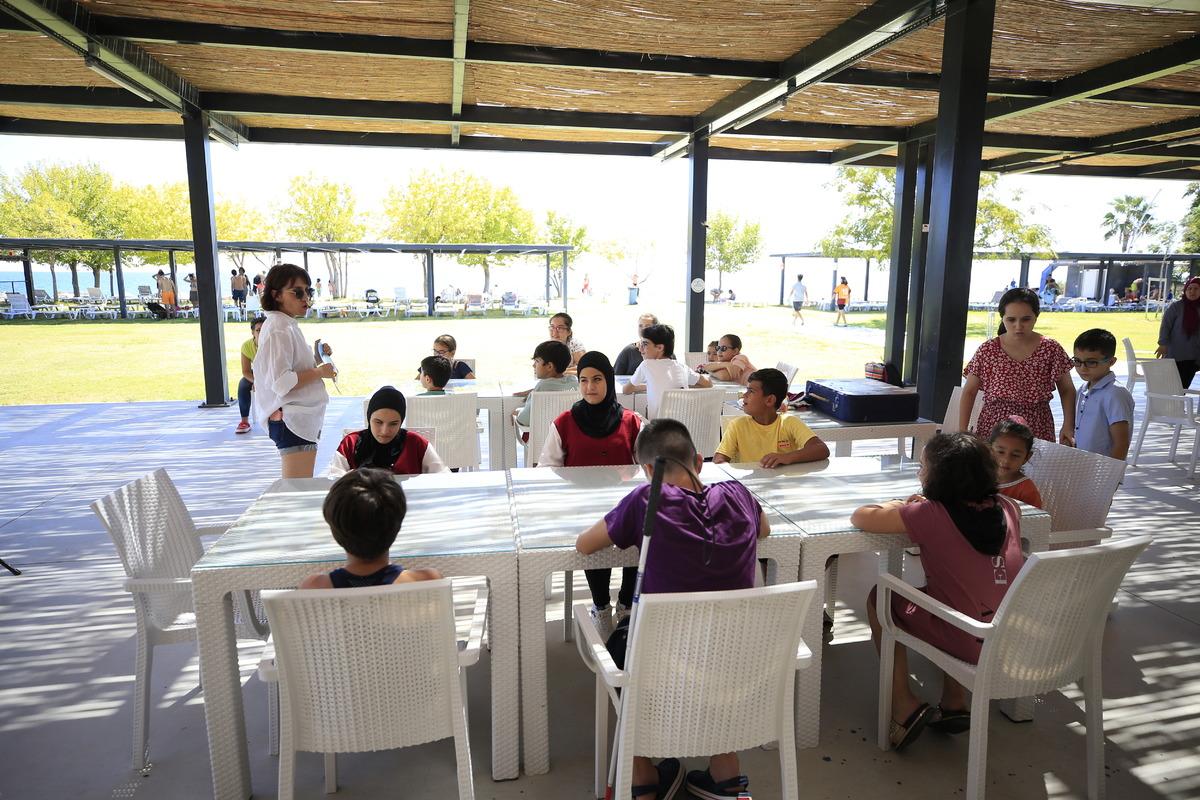 Antalya'da g&ouml;rme engellilere y&ouml;nelik "sahilde k&uuml;t&uuml;phane" etkinliği d&uuml;zenlendi