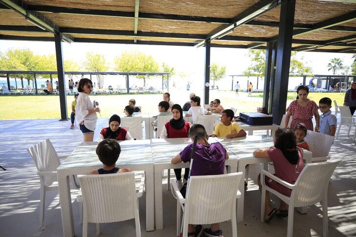 Antalya'da görme engellilere yönelik "sahilde kütüphane" etkinliği düzenlendi G1
