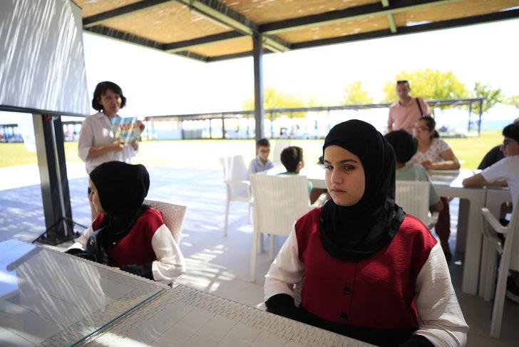 Antalya'da görme engellilere yönelik "sahilde kütüphane" etkinliği düzenlendi G2